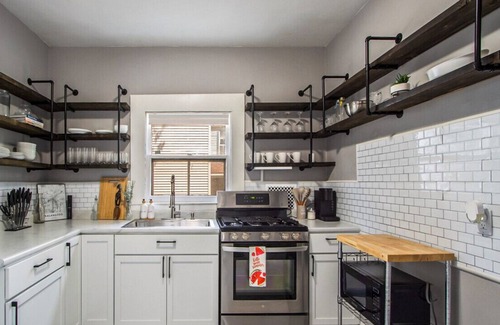 Vine House | Entire 4 Bedroom Beautiful Home Next to WMU/K College, Free Parking