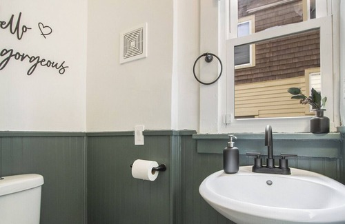 Vine House | Entire 4 Bedroom Beautiful Home Next to WMU/K College, Free Parking