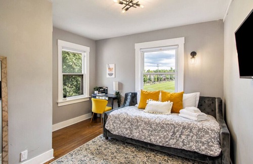Vine House | Entire 4 Bedroom Beautiful Home Next to WMU/K College, Free Parking