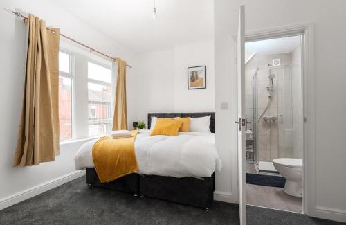 Liverpool Apartment | Entire 4 Bedroom house in Bootle Liverpool-Ideal for contractors, family and group-Free Parking & Free internet-Sleeps 7