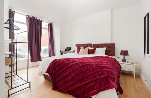 Liverpool Apartment | Entire 4 Bedroom house in Bootle Liverpool-Ideal for contractors, family and group-Free Parking & Free internet-Sleeps 7