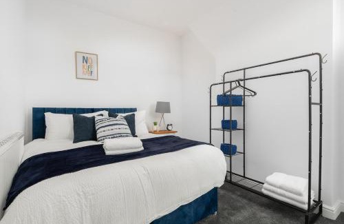 Liverpool Apartment | Entire 4 Bedroom house in Bootle Liverpool-Ideal for contractors, family and group-Free Parking & Free internet-Sleeps 7