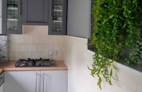 Potters Bar Apartment | Entire 4 person apartment near station, n18 min to London.