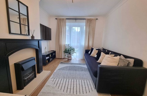 Potters Bar Apartment | Entire 4 person apartment near station, n18 min to London.