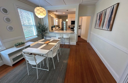 Newport House | Entire 4 Unit Dog Friendly Home (Sleeps 18) on Historic Spring St.