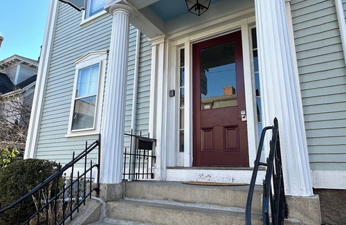 Newport House | Entire 4 Unit Dog Friendly Home (Sleeps 18) on Historic Spring St.