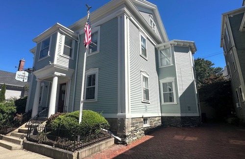 Newport House | Entire 4 Unit Dog Friendly Home (Sleeps 18) on Historic Spring St.