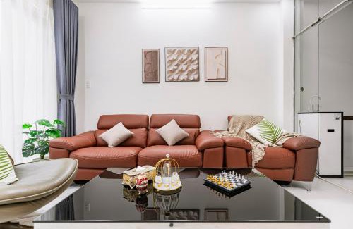 District 1 House | Entire 6BRs house in Saigon Centre by Gon De Home