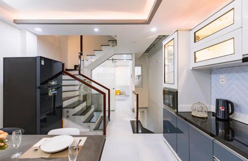 District 1 House | Entire 6BRs house in Saigon Centre by Gon De Home