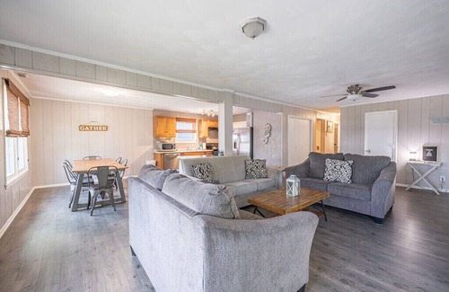 Willoughby Spit House | Entire Beach House! Comfy Beds, Cable, Wi-Fi, Grill, 2 blocks to beach!