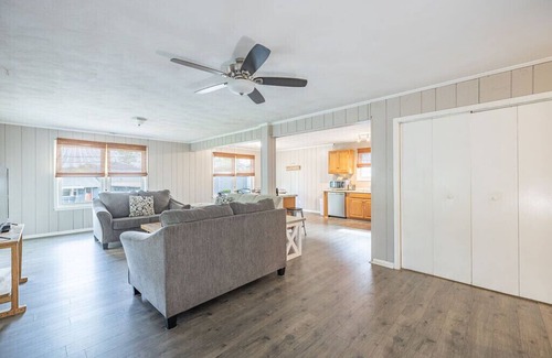 Willoughby Spit House | Entire Beach House! Comfy Beds, Cable, Wi-Fi, Grill, 2 blocks to beach!