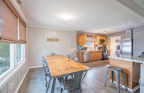Willoughby Spit House | Entire Beach House! Comfy Beds, Cable, Wi-Fi, Grill, 2 blocks to beach!