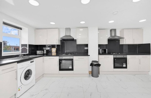 Hacton House | Entire Beautiful & Spacious House in London - 7 Bedroom House for Group