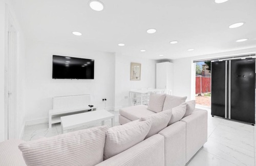 Hacton House | Entire Beautiful & Spacious House in London - 7 Bedroom House for Group
