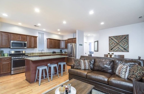 Wrightwood Neighbors Hotel | ENTIRE BUILDING-Walk to Lincoln Park or The Beach!