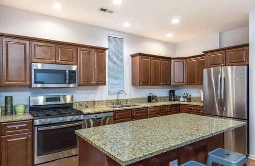 Wrightwood Neighbors Hotel | ENTIRE BUILDING-Walk to Lincoln Park or The Beach!