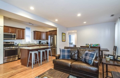Wrightwood Neighbors Hotel | ENTIRE BUILDING-Walk to Lincoln Park or The Beach!