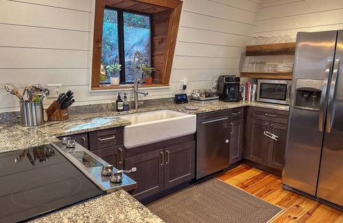 Lake Sequoyah Cabin | Entire cabin on Lake Sequoyah in Highlands.