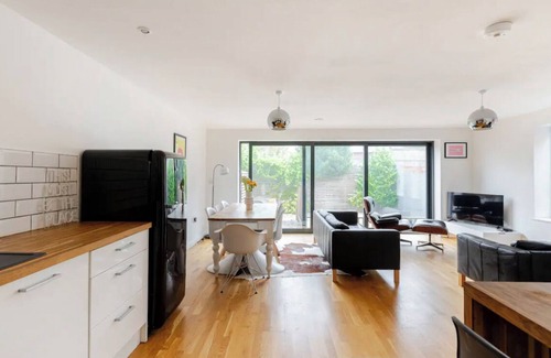 Woodingdean House | Entire Contemporary 4 Double Bed House Brighton