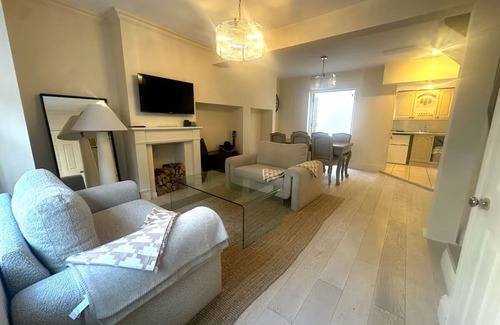 Brighton City Centre Cottage | Entire Cosy Seaside Cottage - Minutes from the beach, shops and restaurants!