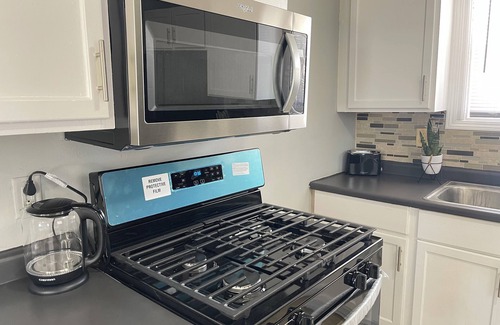 Park Forest House | Entire Cozy Home + Free Parking + Fast Wi-Fi & Located in Central Area