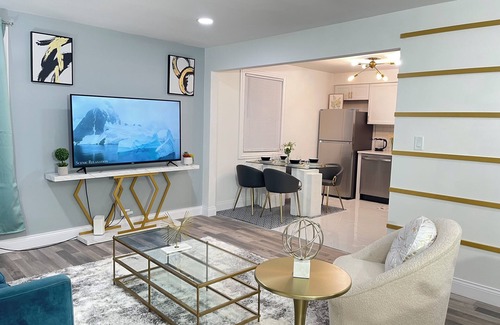 Park Forest House | Entire Cozy Home + Free Parking + Fast Wi-Fi & Located in central area