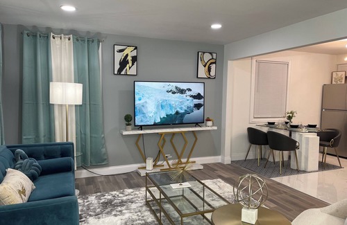 Park Forest House | Entire Cozy Home + Free Parking + Fast Wi-Fi & Located in central area