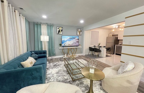 Park Forest House | Entire Cozy Home + Free Parking + Fast Wi-Fi & Located in central area