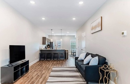 Clarksville House | Entire cozy modern 2 king-size beds townhome. Free WI-FI.
