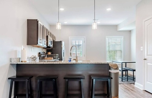 Clarksville House | Entire cozy modern 2 king-size beds townhome. Free WI-FI.