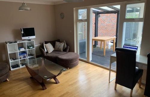 Ashford House | Entire Family Entertainment Holiday Home - 3 x Floors - Free Parking - Games Room - Private Garden - Workspace and Wifi 112mb - Self Check-in