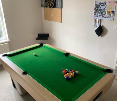 Ashford House | Entire Family Entertainment Holiday Home - 3 x Floors - Free Parking - Games Room - Private Garden - Workspace and Wifi 112mb - Self Check-in