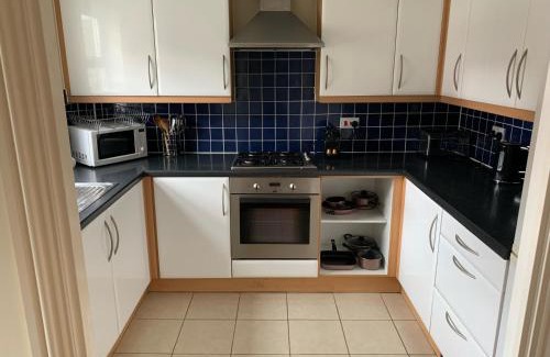 Ashford House | Entire Family Entertainment Holiday Home - 3 x Floors - Free Parking - Games Room - Private Garden - Workspace and Wifi 112mb - Self Check-in