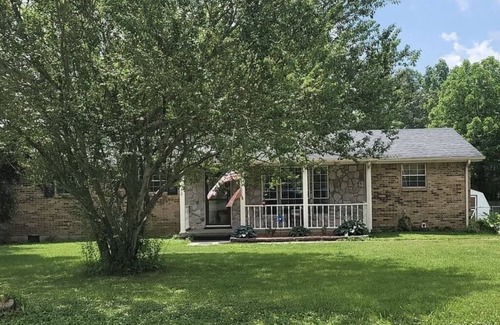Clarksville House | Entire Farmhouse With 3bed & 1.5bath