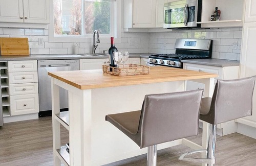 Esquimalt House | Entire guesthouse in Victoria, BC, Canada