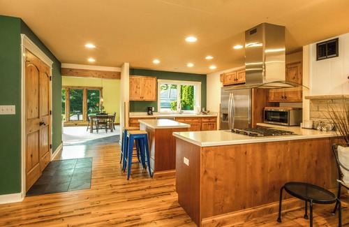 Wheaton House | Entire Home 1Br 1.5 Bath, King Bed, Walk-in Shower – Near Downtown Wheaton