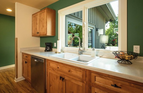 Wheaton House | Entire Home 1Br 1.5 Bath, King Bed, Walk-in Shower – Near Downtown Wheaton
