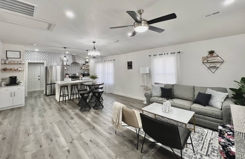 Knoxville Cottage | Entire Home 2 miles UTK, Neyland &Thompson Boiling