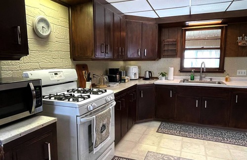 Cheektowaga House | Entire Home 3 Bedroom 1 Bath 6 Guests - Convenient Location close to Airport