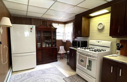 Cheektowaga House | Entire Home 3 Bedroom 1 Bath 6 Guests - Convenient Location close to Airport