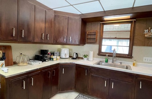 Cheektowaga House | Entire Home 3 Bedroom 1 Bath 6 Guests - Convenient Location close to Airport