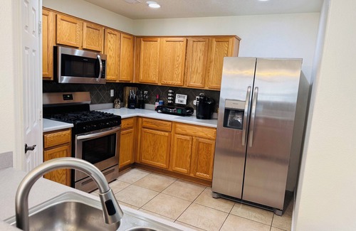 Westside House | Entire Home+Centrally Located+Near HWY+HotTub+FREE WIFI+Pet Friendly+Putt Putt