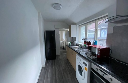 Stoke-on-Trent House | Entire home in Stoke-on-Trentn25 minutes from Alton towers