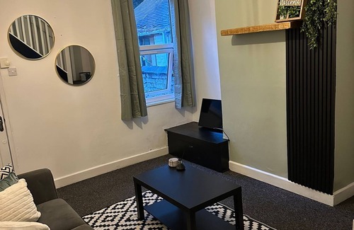 Stoke-on-Trent House | Entire home in Stoke-on-Trentn25 minutes from Alton towers