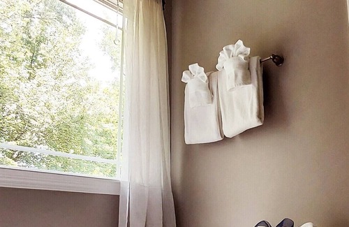 Greer House | Entire Home Near Downtown Greer, Free Parking, Privacy & Self Check-in