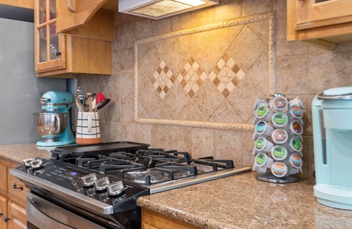 Turners House | Entire Home w/ WiFi, Jetted tub, Gas Fireplace, 3-car Garage w/ EV Charger