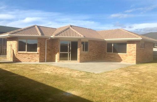 Upper Hutt House | Entire House!3Bedroom,2 Bathroom, Fully FencedYard