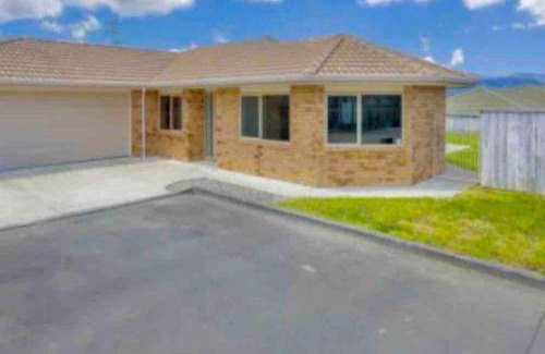Upper Hutt House | Entire House!3Bedroom,2 Bathroom, Fully FencedYard