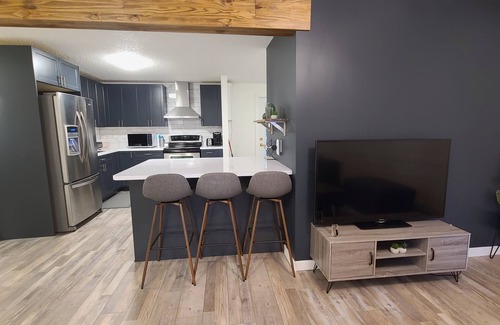 Regina House | ENTIRE house for yourselves - NO basement sharing!