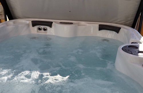 Post Falls House | Entire House- Pets Welcome- Private Hot Tub